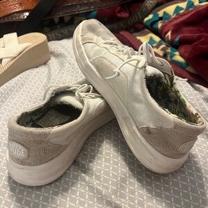 Comfortable tennis shoes